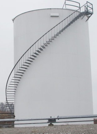 bon-tru-dung-voi-cau-thang-vong-quanh-bon